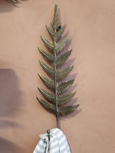 Hovedbilde Knagg med bladmotiv – Antique Messing