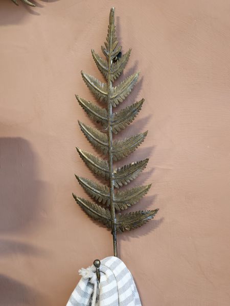 Knagg med bladmotiv – Antique Messing